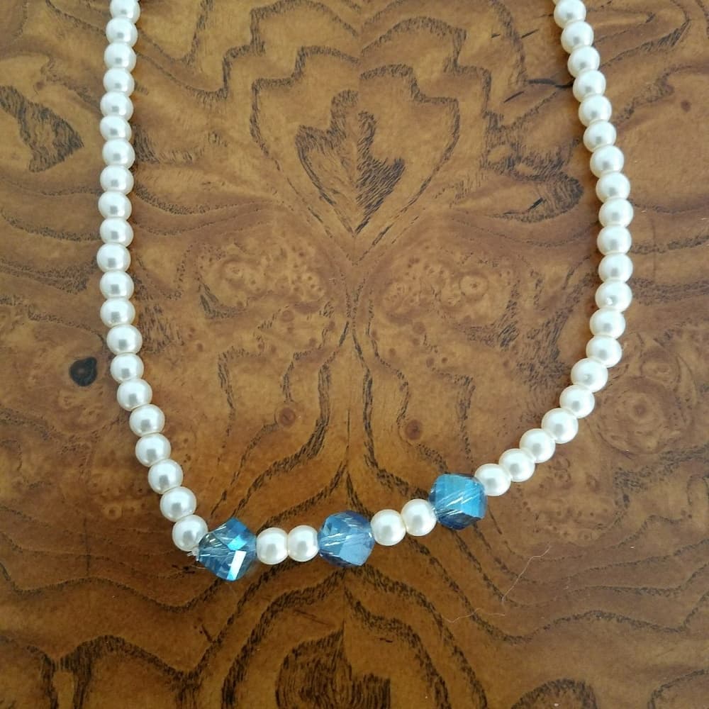 Faux pearl necklace and earring set - Thumbnail 2