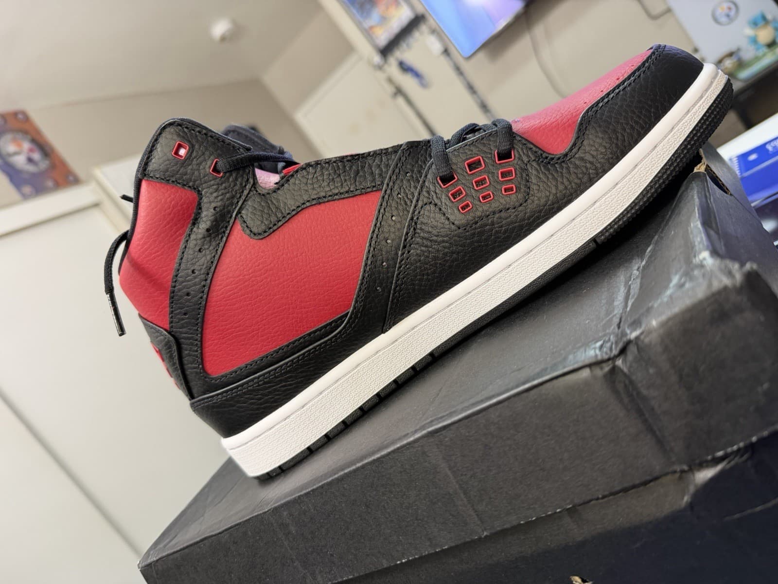 Jordan Air Jordan 1 Flight Bred Mid Top - Thumbnail 3