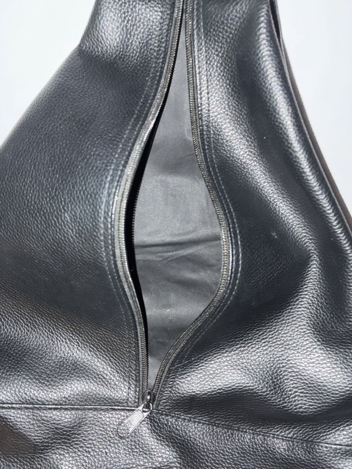 Black Pebbled Sling Bag Purse, Triangle Shape, Shoulder Strap, Zip Closure - Thumbnail 3