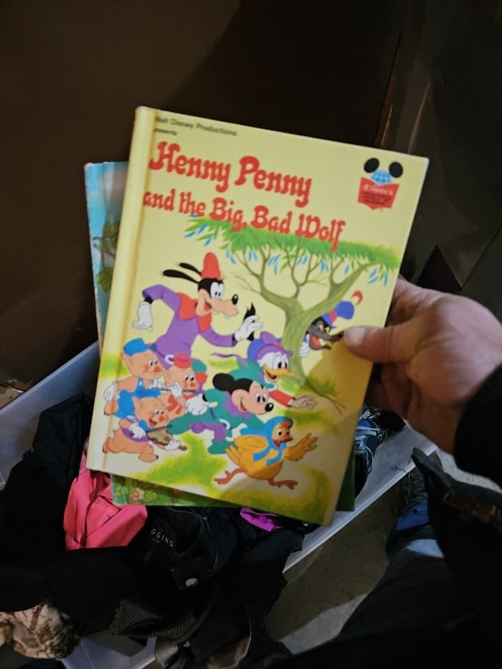 Vintage Walt Disney 1978 Hardcover - Henny Penny and the Big, Bad Wolf - Thumbnail 3