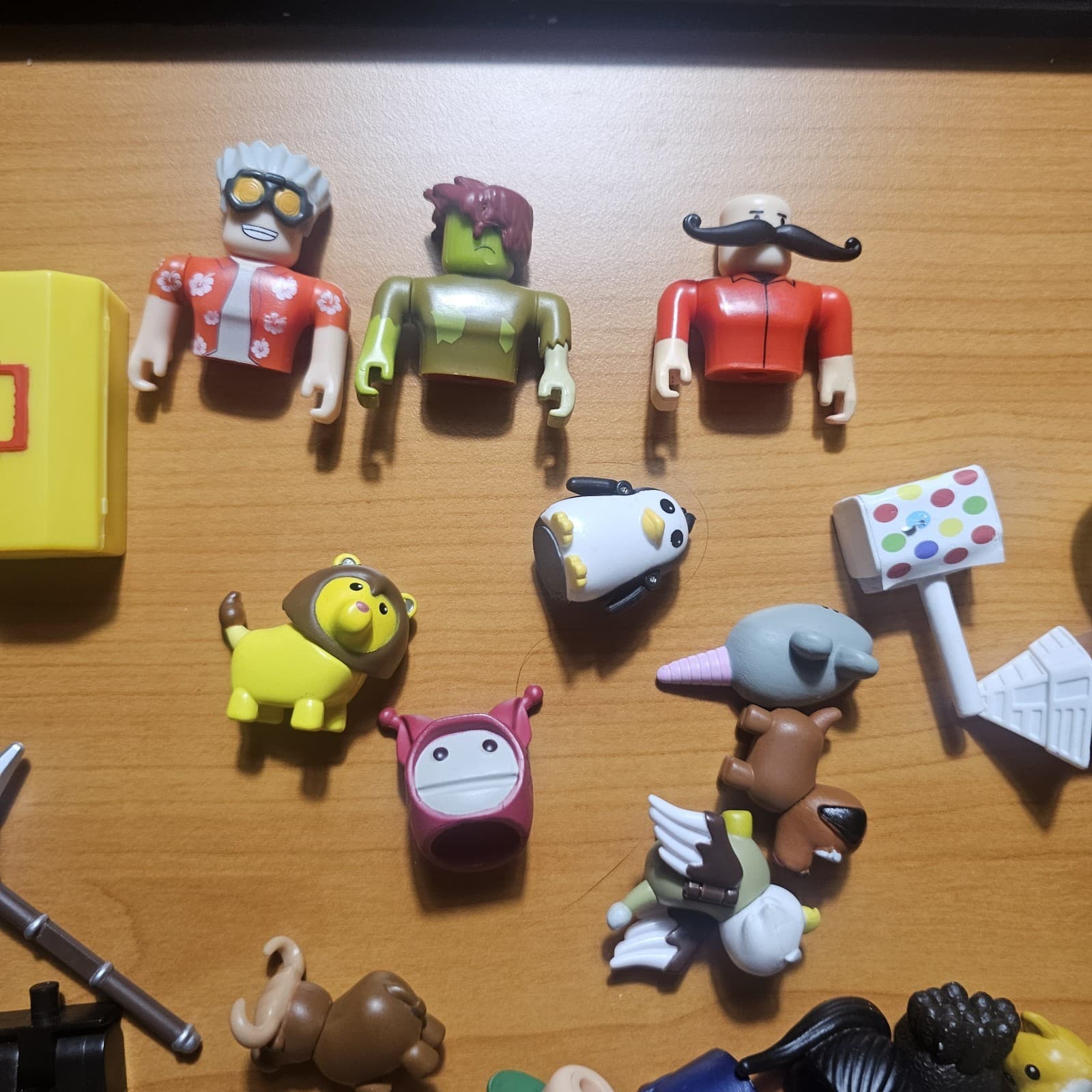 Roblox Toys Action Figures - Lot Of 38 Figures Plus Random Peices - Thumbnail 13
