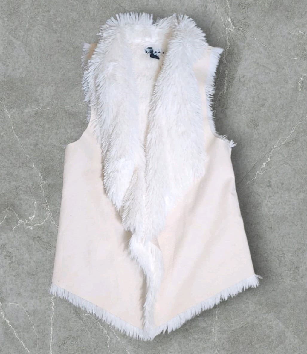 Steve Madden White Faux Fur Shaggy Vest Women's Sz M/L " - Thumbnail 2