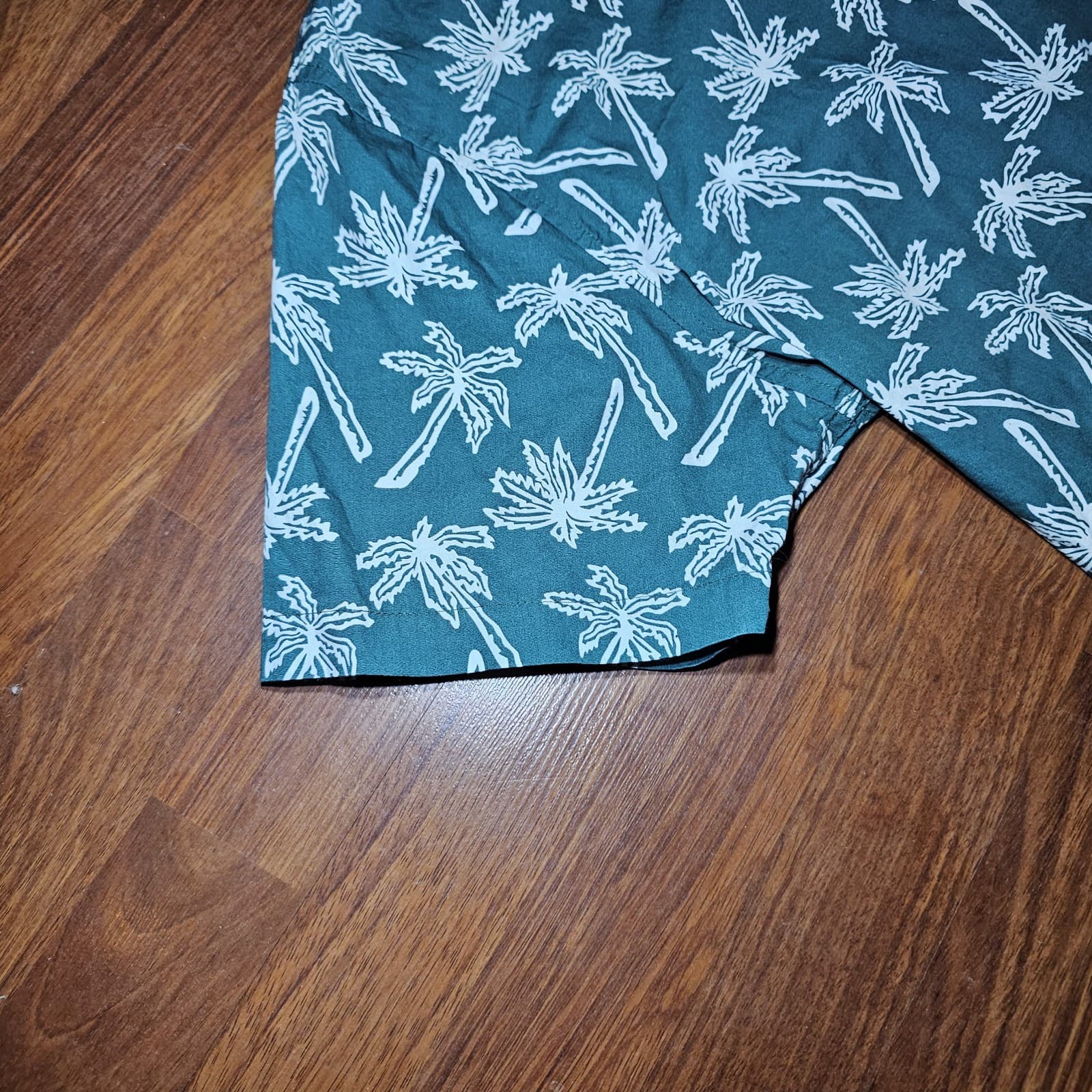 Molokai Surf Men's XL Hawaiian Style Green & White Palm Tree Short Sleeve Shirt - Thumbnail 6