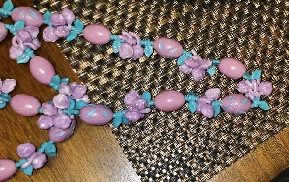 RARE Purple Lilac Flowers Layered 1950's Blue Leaves Plastic Vintage Necklace - Thumbnail 3