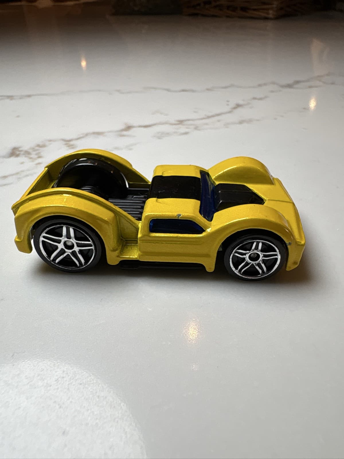 2005 Wheels Curb Side Yellow Drop Tops 3/10 023 Diecast 1:64 Car - Thumbnail 3