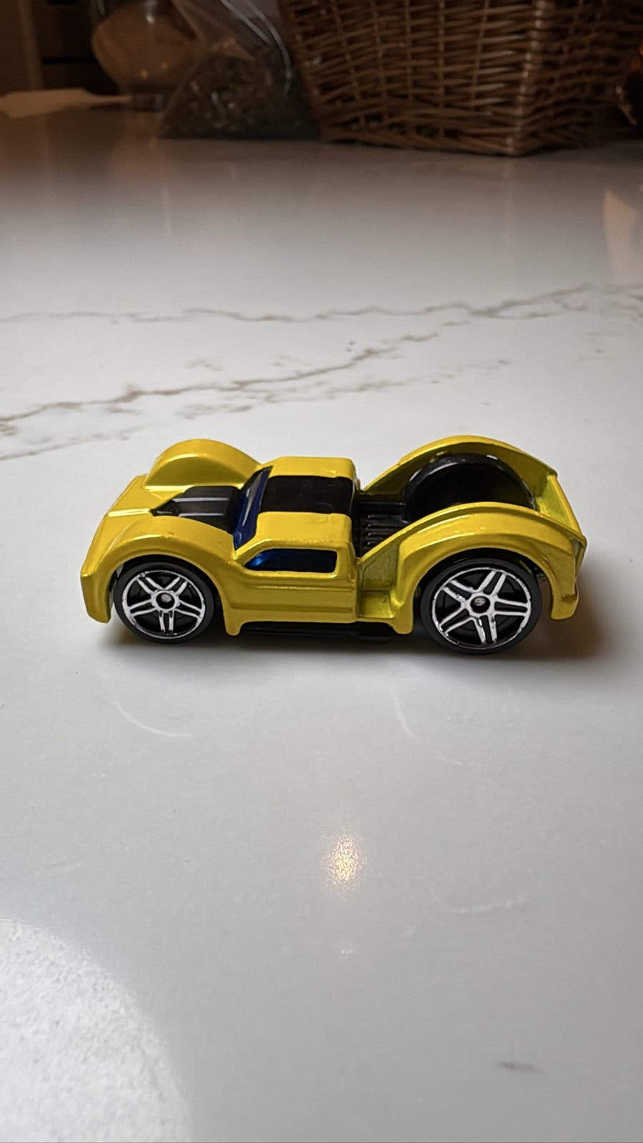 2005 Wheels Curb Side Yellow Drop Tops 3/10 023 Diecast 1:64 Car