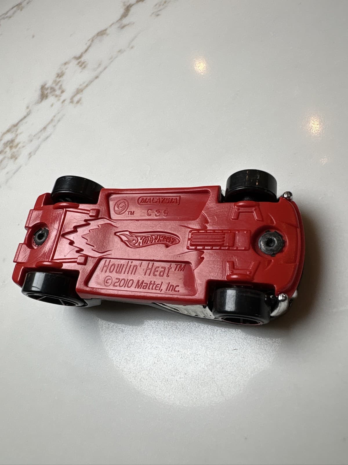 2010 Wheels Howlin' Heat Black Red Diecast 1:64 Scale Model Car - Thumbnail 5