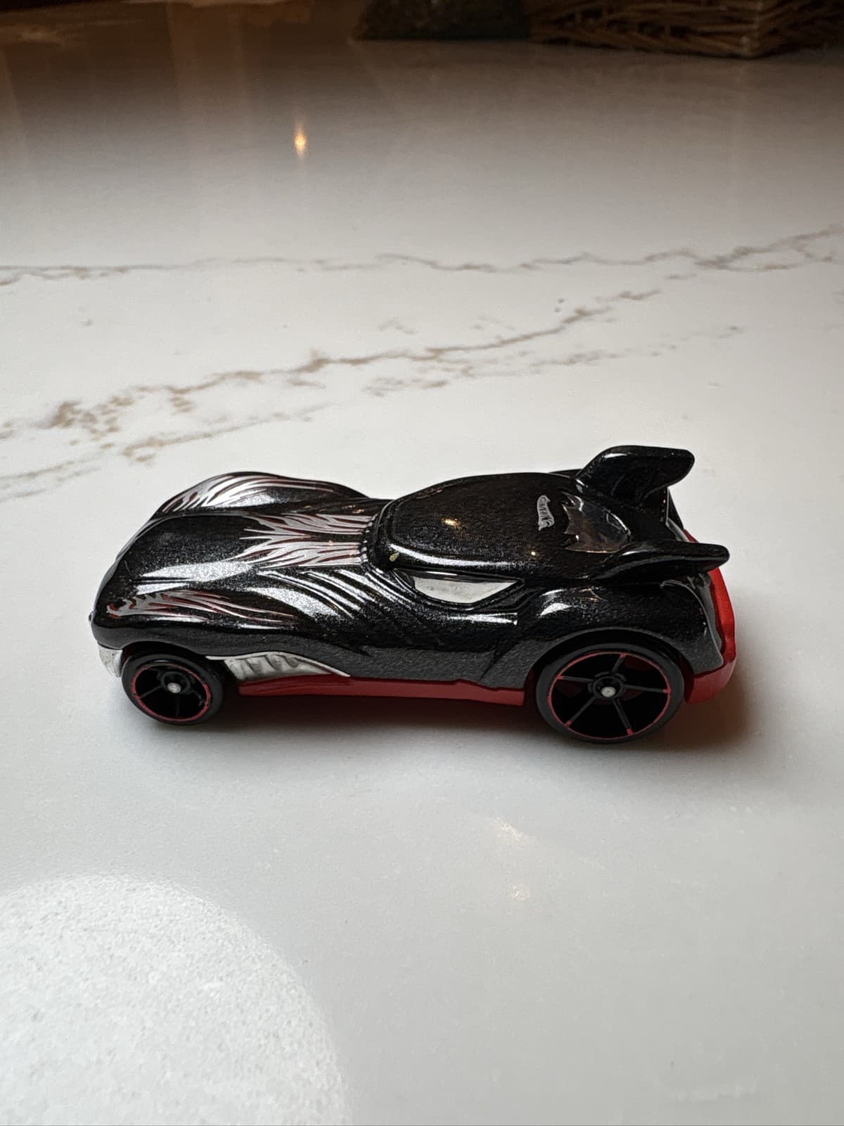 2010 Wheels Howlin' Heat Black Red Diecast 1:64 Scale Model Car - Thumbnail 3