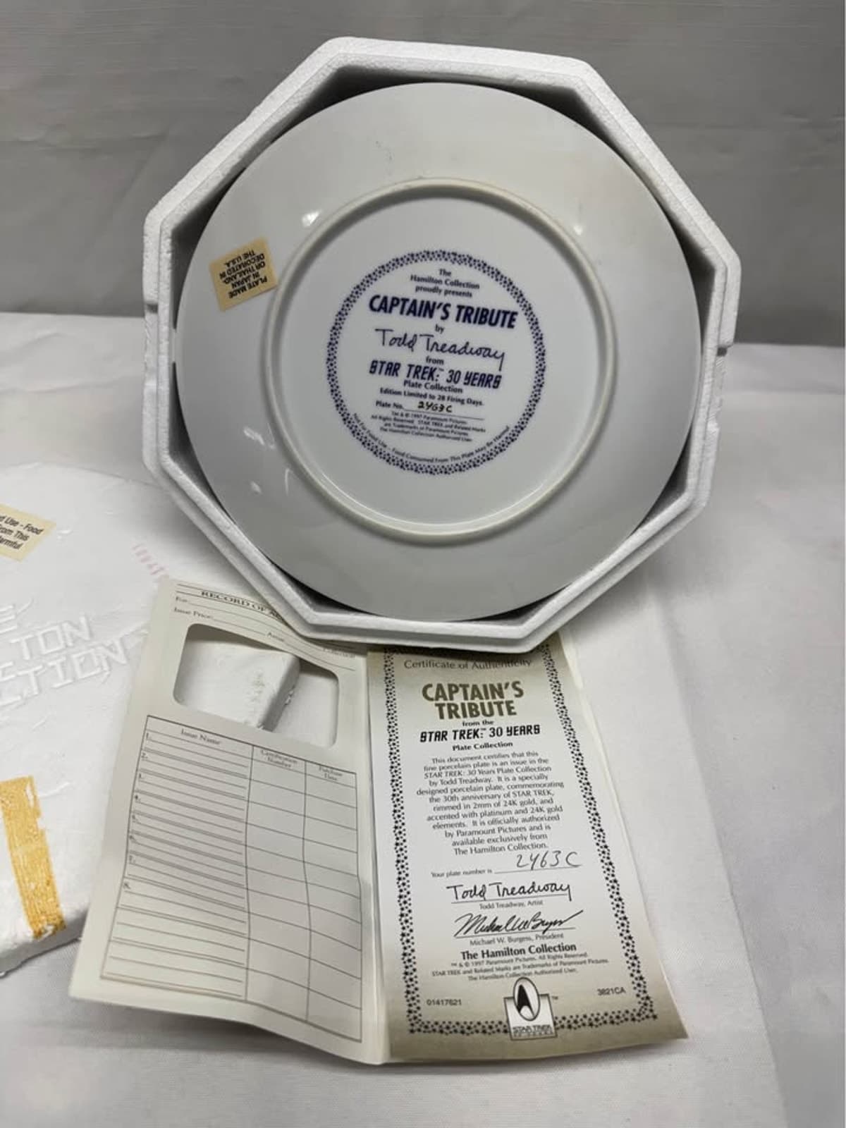 THE HAMILTON COLLECTION STAR TREK 30 YEARS CAPTAIN'S TRIBUTE PLATE - Thumbnail 2