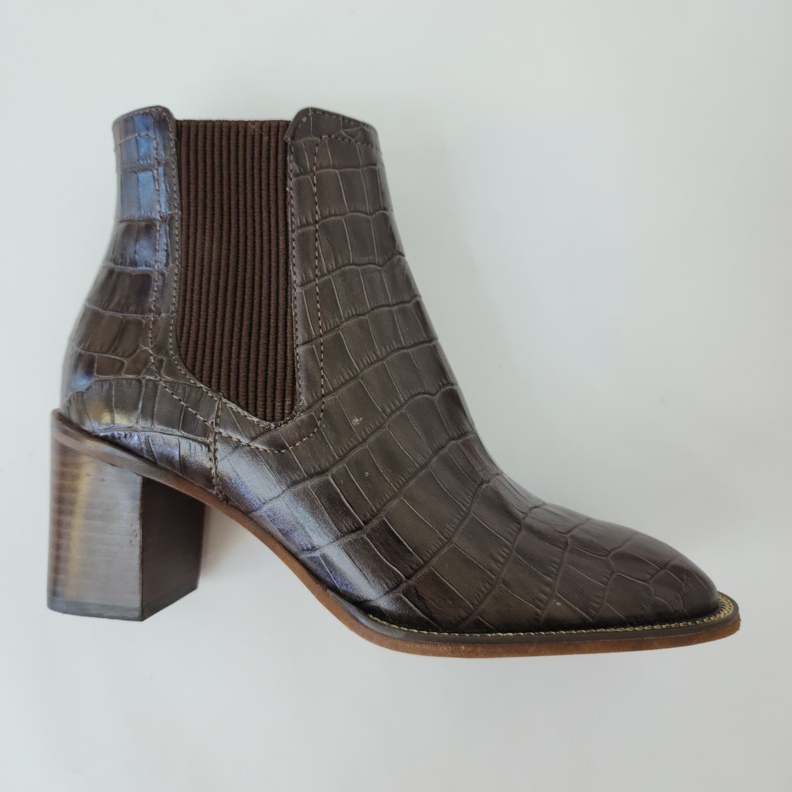 Vince Camuto Jentilliy Brown Croc Embossed Leather Ankle Boots Chain Detail 6M - Thumbnail 2