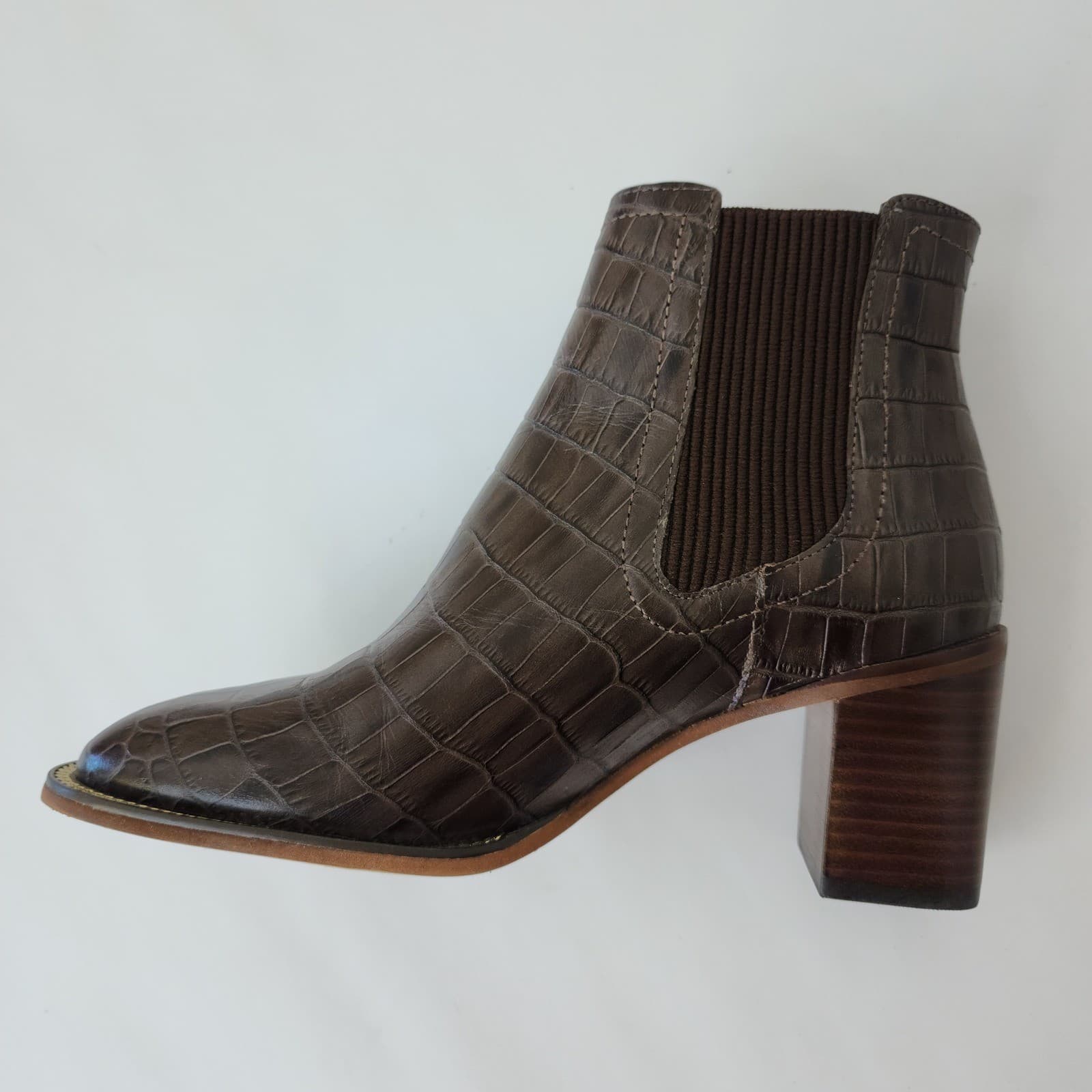 Vince Camuto Jentilliy Brown Croc Embossed Leather Ankle Boots Chain Detail 6M - Thumbnail 3