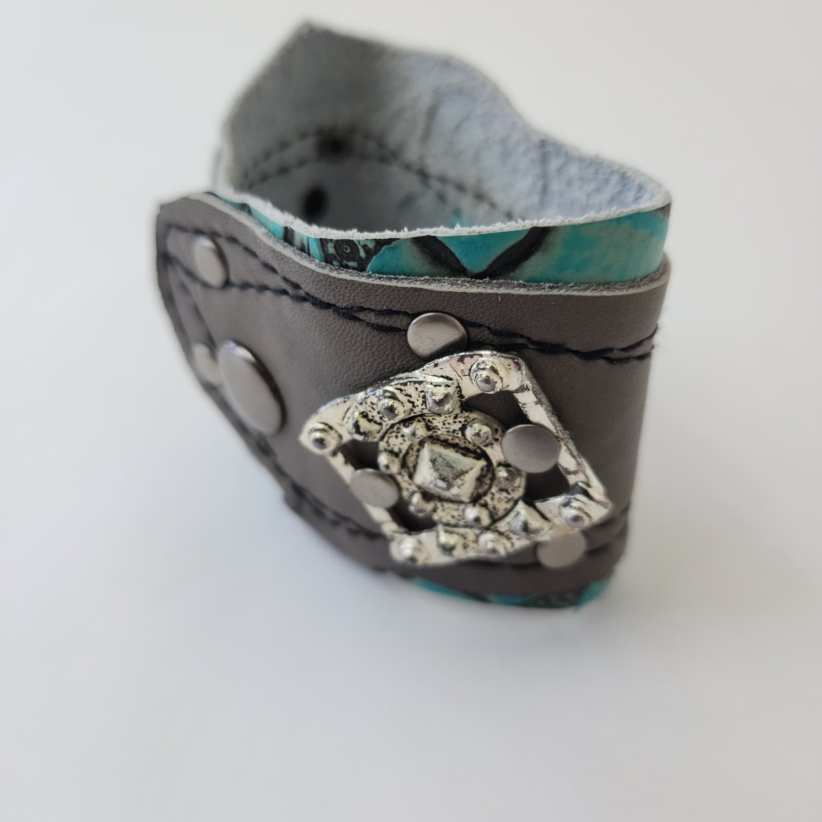 Western Leather Cuff Bracelet Turquoise Gray Embossed Studded Snap boho - Thumbnail 4