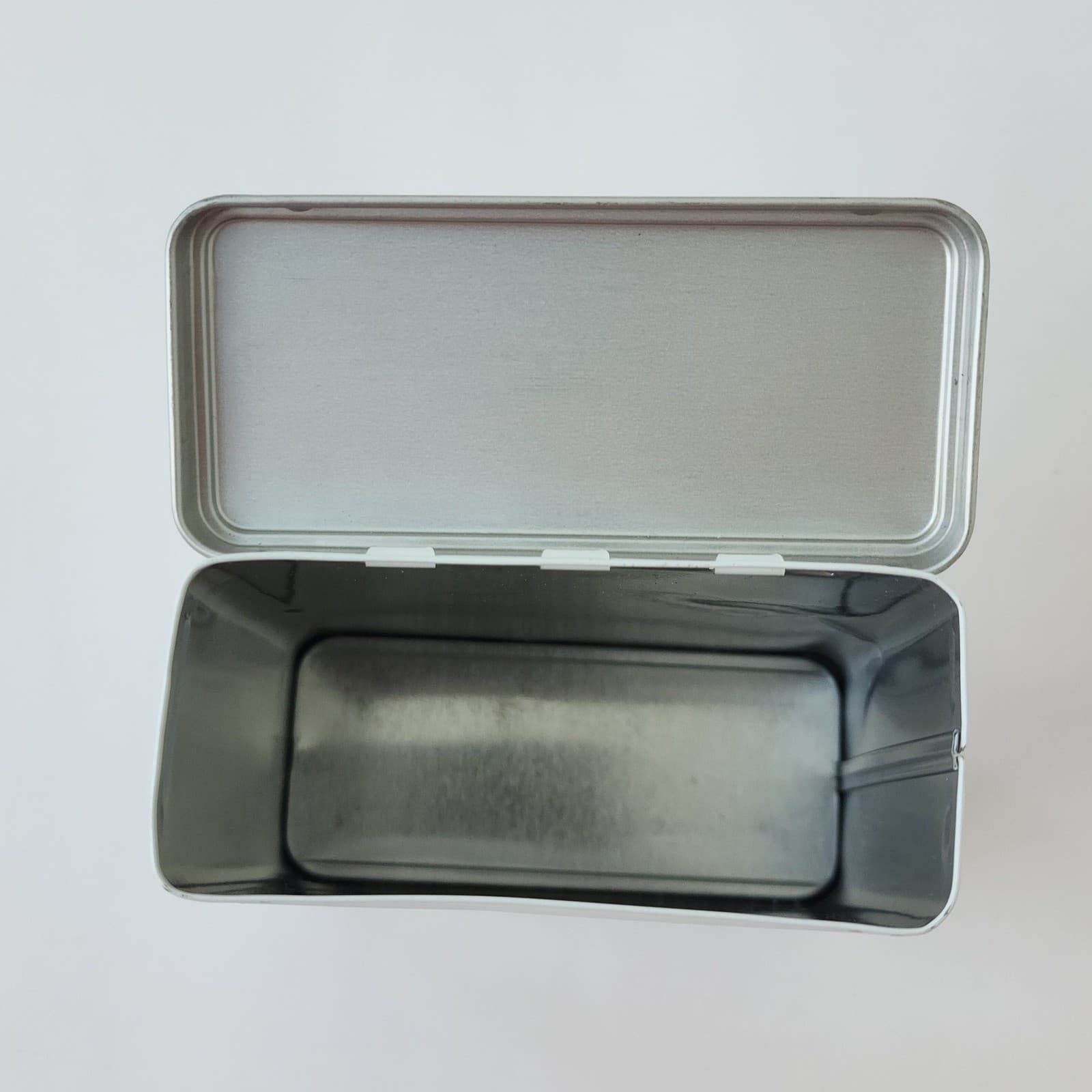 Vintage 1989 Johnson & Johnson Band-Aid Plastic Bandages Metal Tin Empty USA - Thumbnail 4