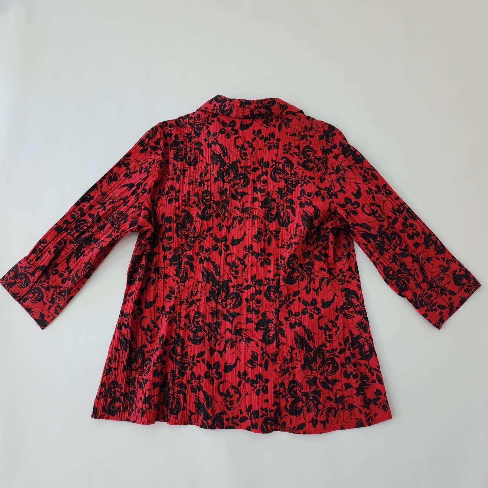 St Johns Bay Woman Red Black Floral Crinkle Button Down Blouse 1X 3/4 Sleeve - Thumbnail 2