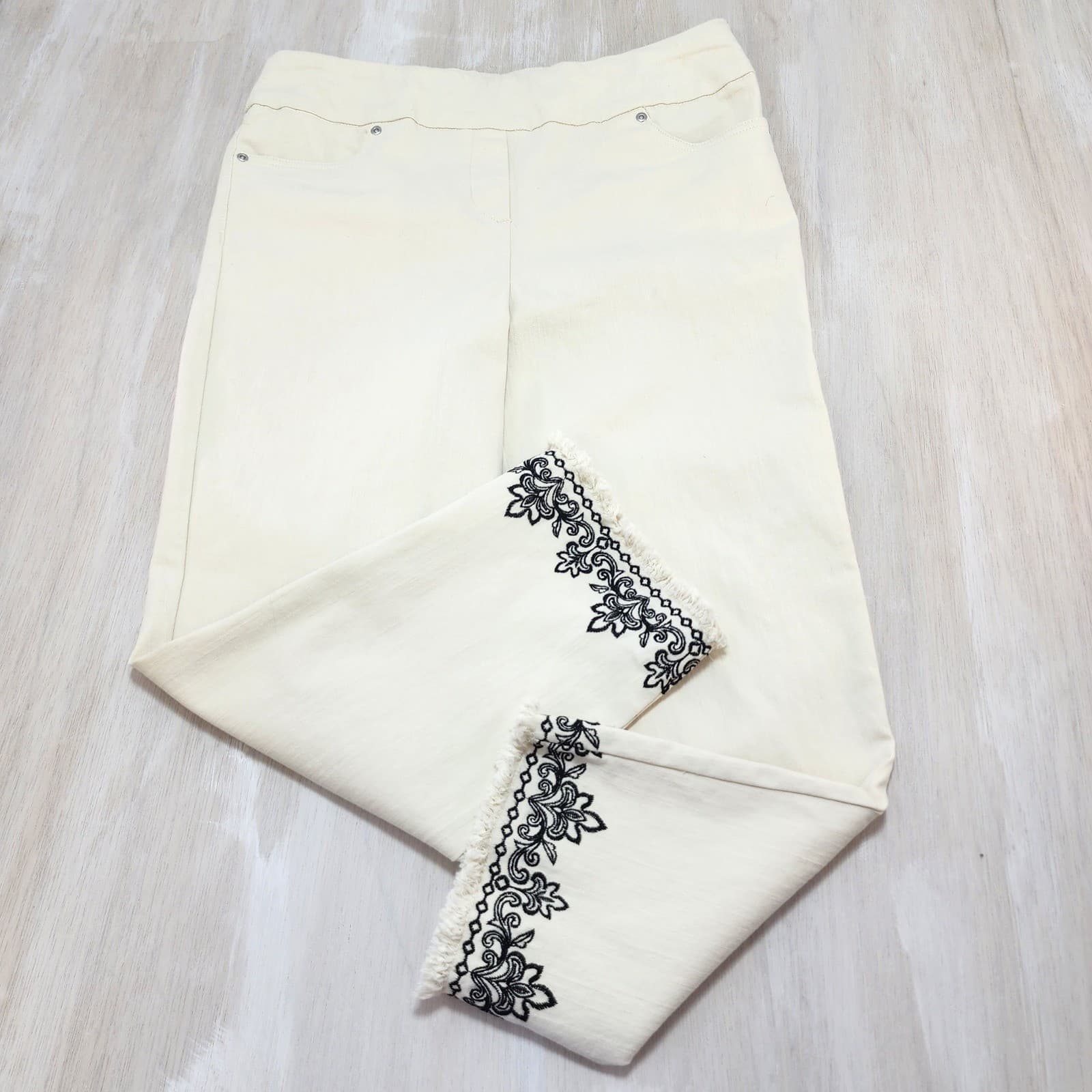 Alfred Dunner Allure Slim Fit Super Stretch Embroidered Crop Pants Cream Size 14