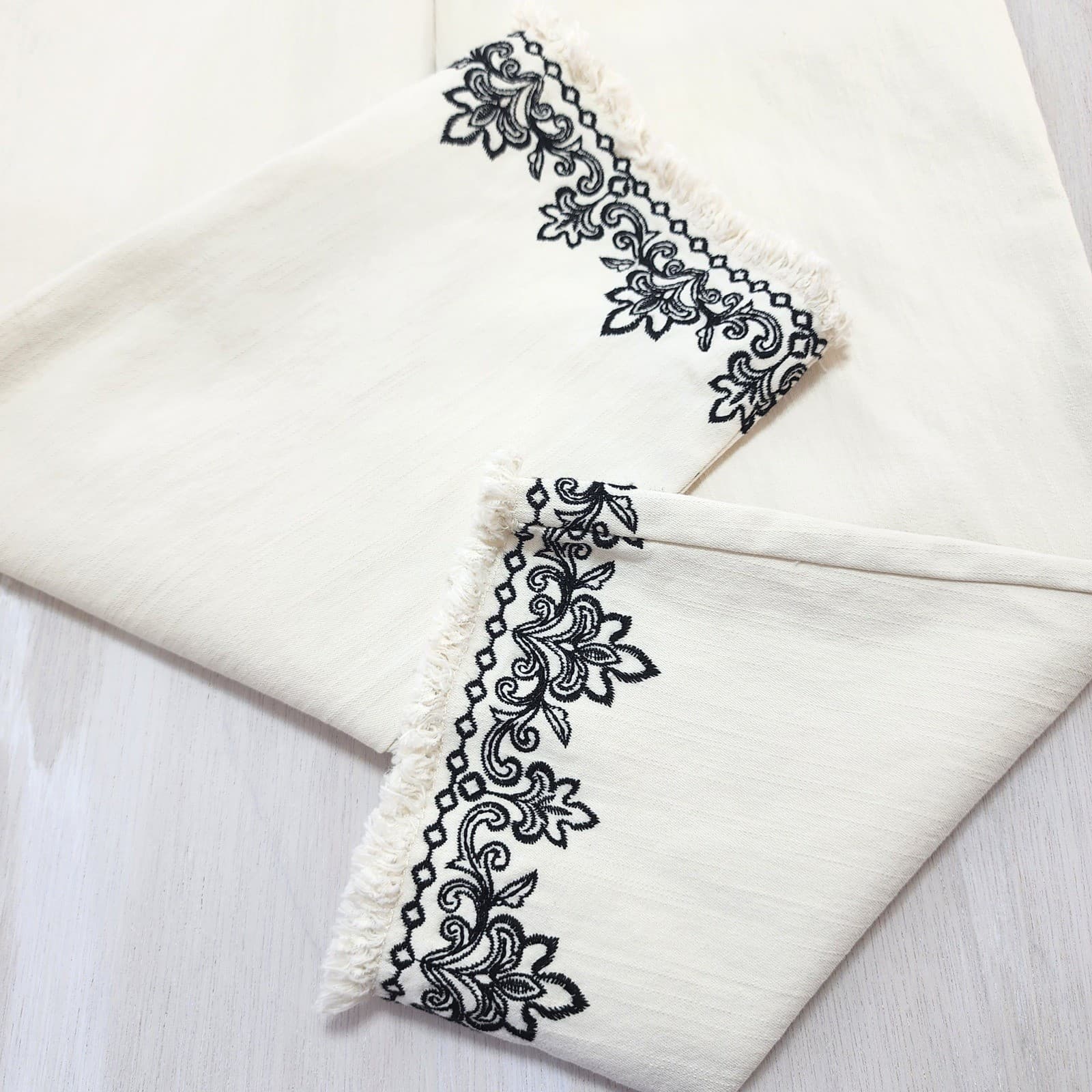 Alfred Dunner Allure Slim Fit Super Stretch Embroidered Crop Pants Cream Size 14 - Thumbnail 2