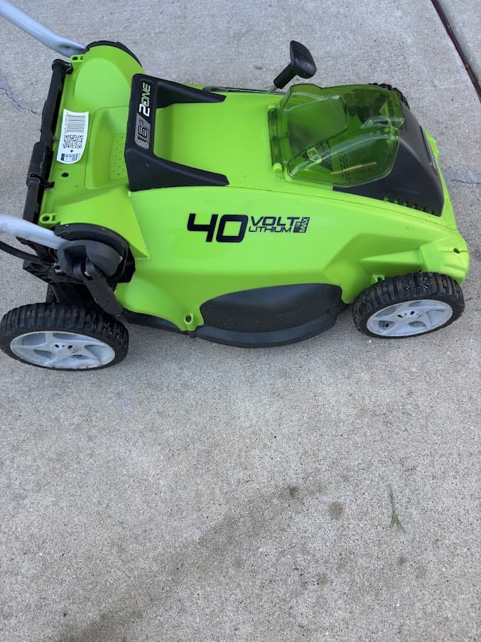 Greenworks 16" 40V Cordless Lawn Mower - Thumbnail 2