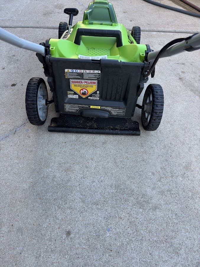 Greenworks 16" 40V Cordless Lawn Mower - Thumbnail 3