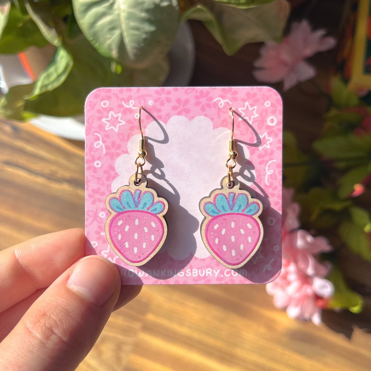 wooden pink strawberry earrings - Default - Thumbnail 2