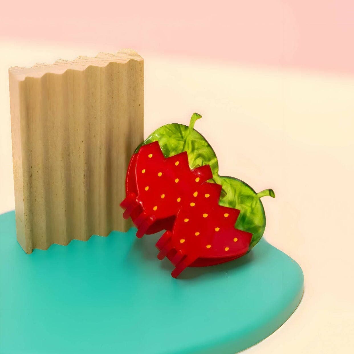 large red strawberry hair claw clip - Default - Thumbnail 3