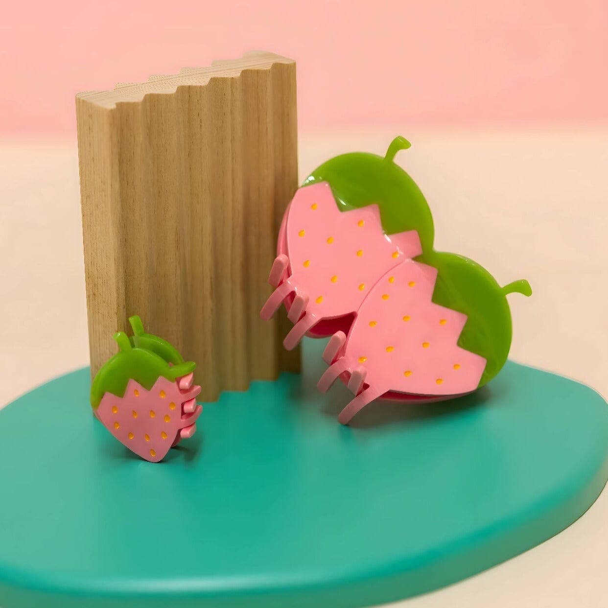 large pink strawberry hair claw clip - Default - Thumbnail 3