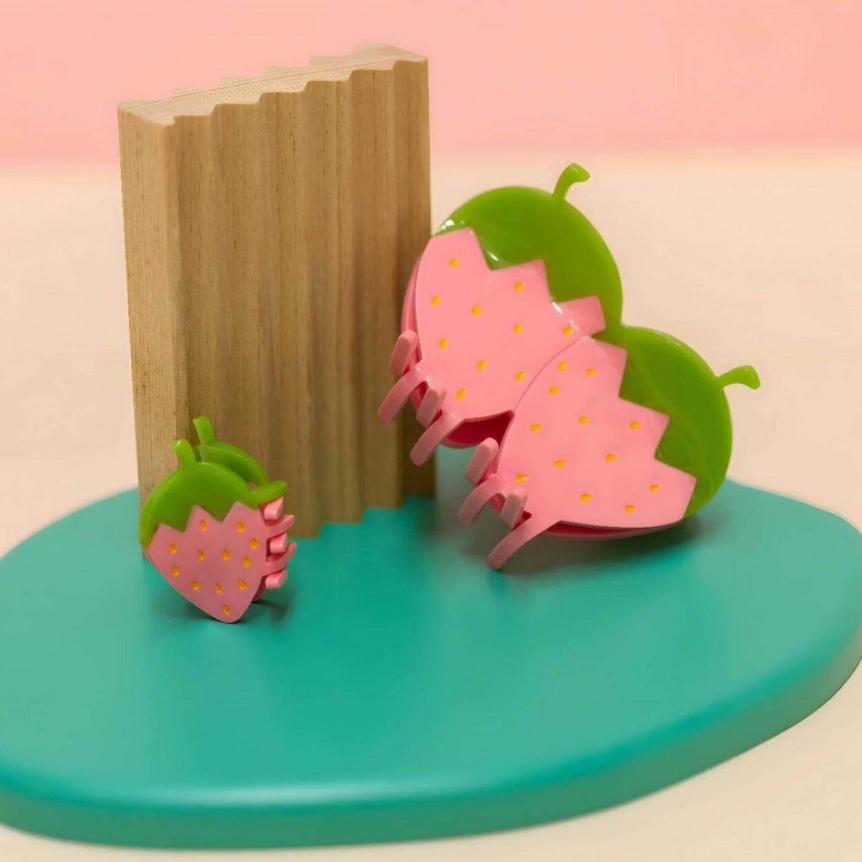 mini pink strawberry hair claw - Default - Thumbnail 4