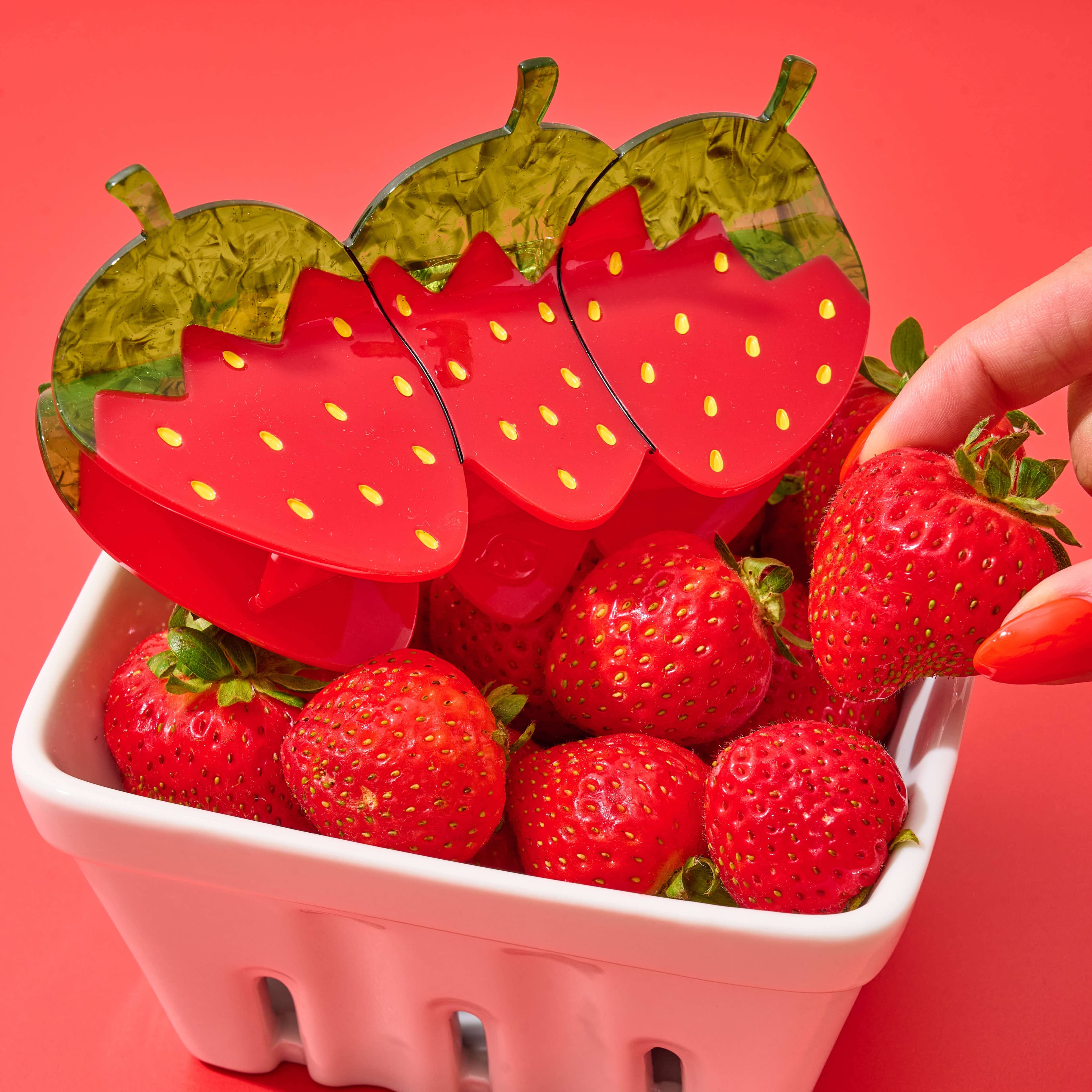 MEGA red strawberry hair claw clip - Regular - Thumbnail 3