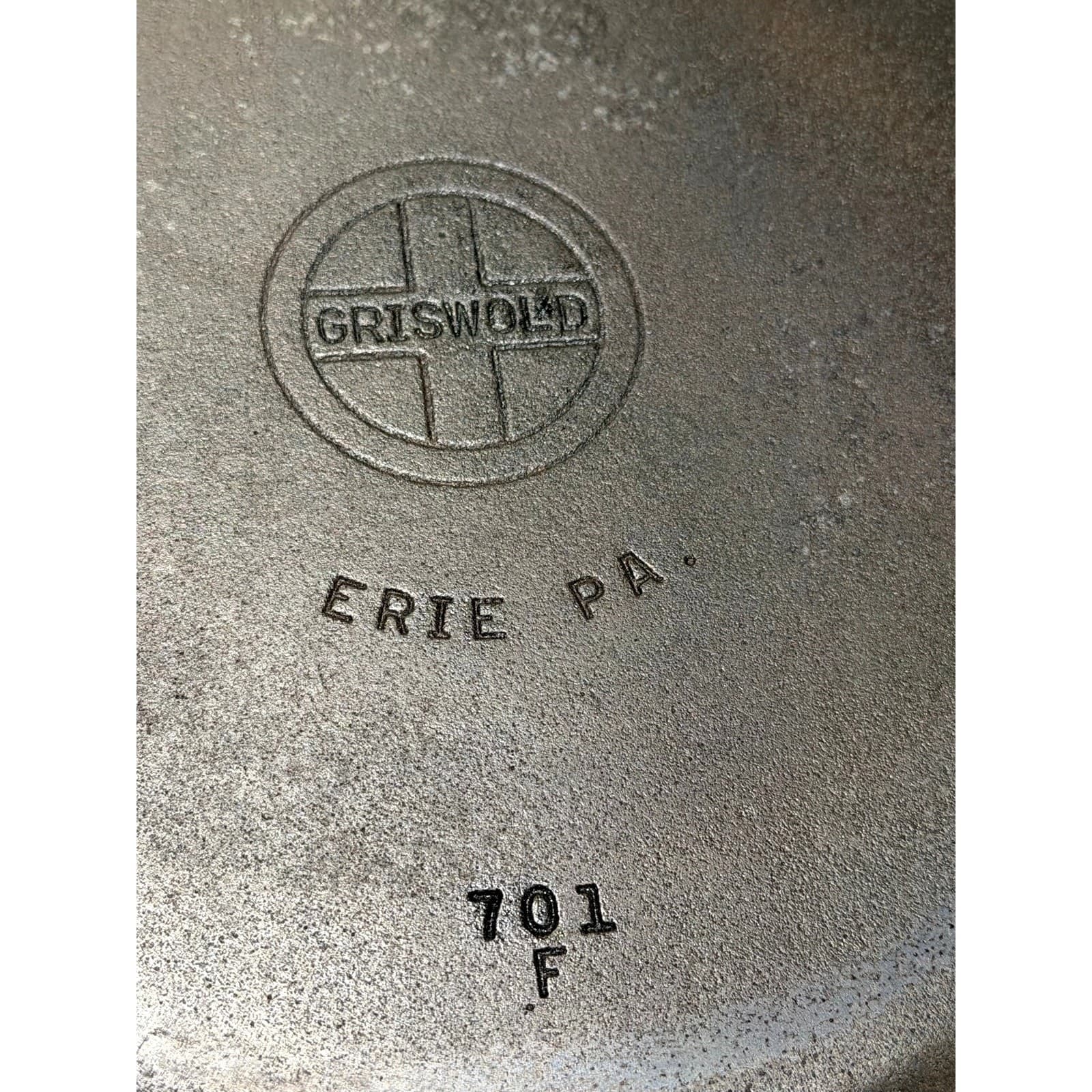 Griswold #7 Vintage Cast Iron Skillet-Flat 701 Block Logo Erie PA Seasoned USA - Thumbnail 3