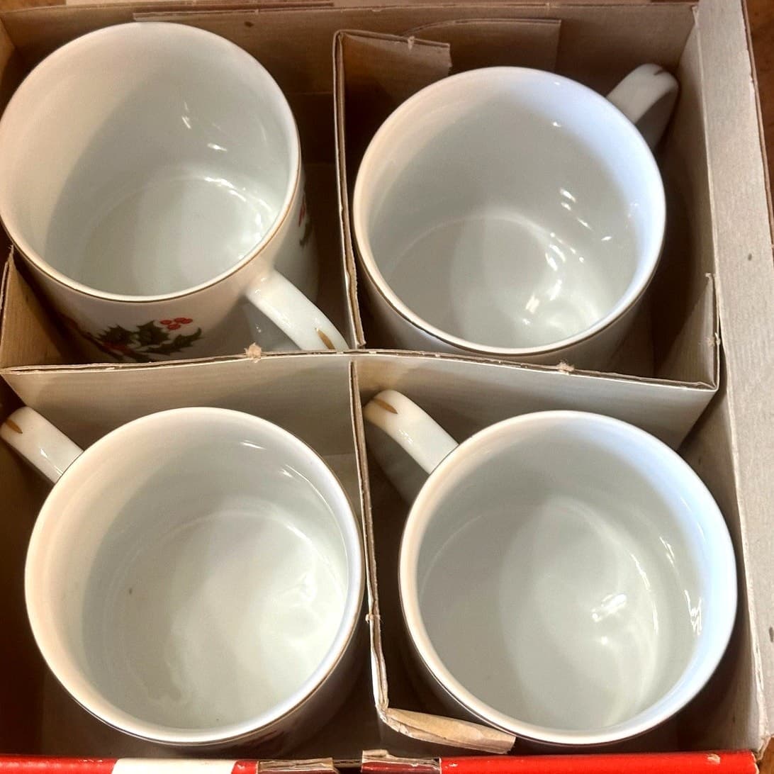 Christmas Holly Berries Japan Gold Rim Porcelain Holiday Mugs & Plates-Set of 4 - Thumbnail 6