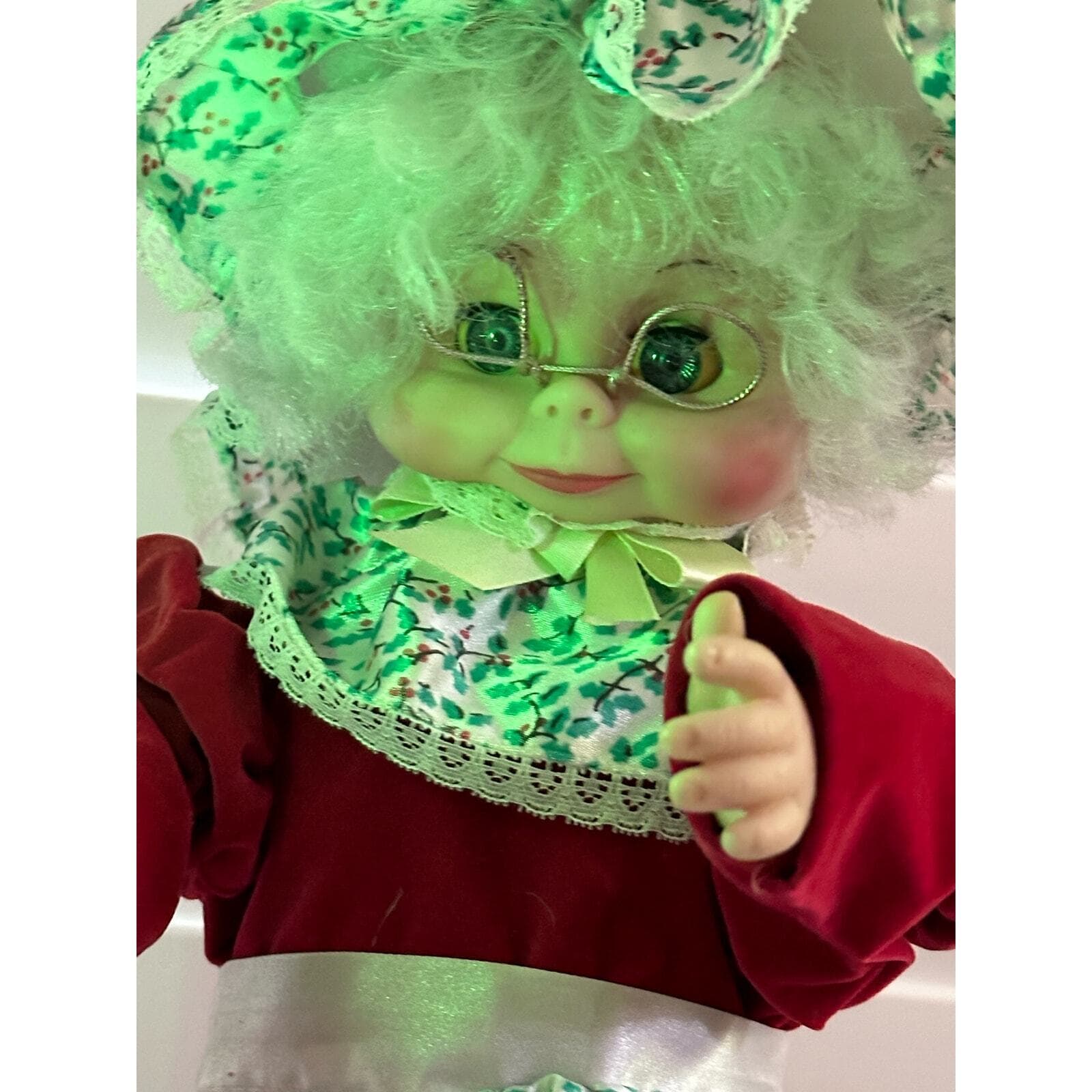 Rennor Lighted and Animated Mrs. Claus-22 Inches Tall-Very Good Condition! - Thumbnail 7