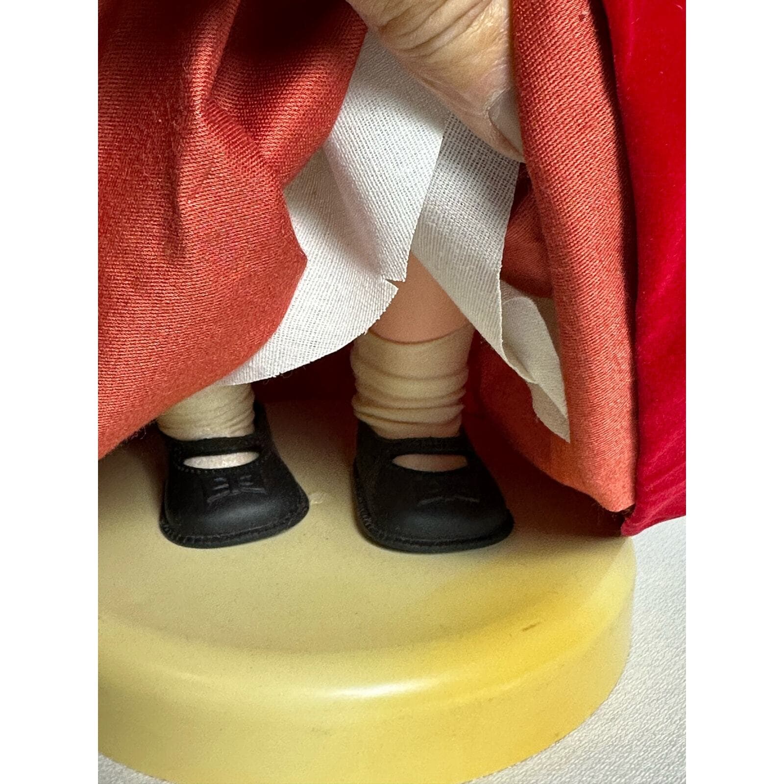 Rennor Lighted and Animated Victorian Christmas Caroler Girl-24" Tall Vintage! - Thumbnail 10