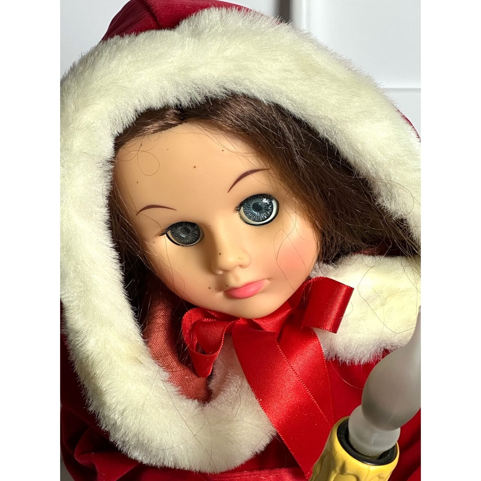 Rennor Lighted and Animated Victorian Christmas Caroler Girl-24" Tall Vintage! - Thumbnail 2