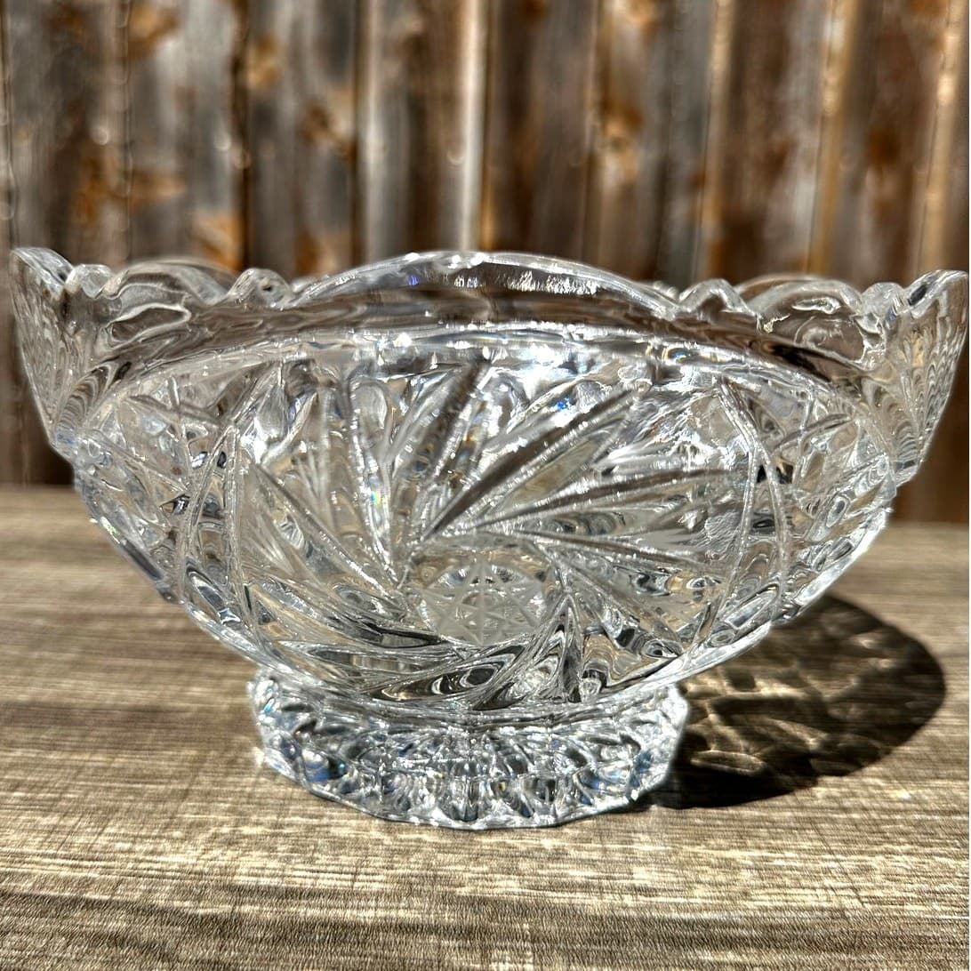 Heavy Pinwheel Star of David 8" Glass Footed Base Scalloped Rim Serving Bowl - Thumbnail 3