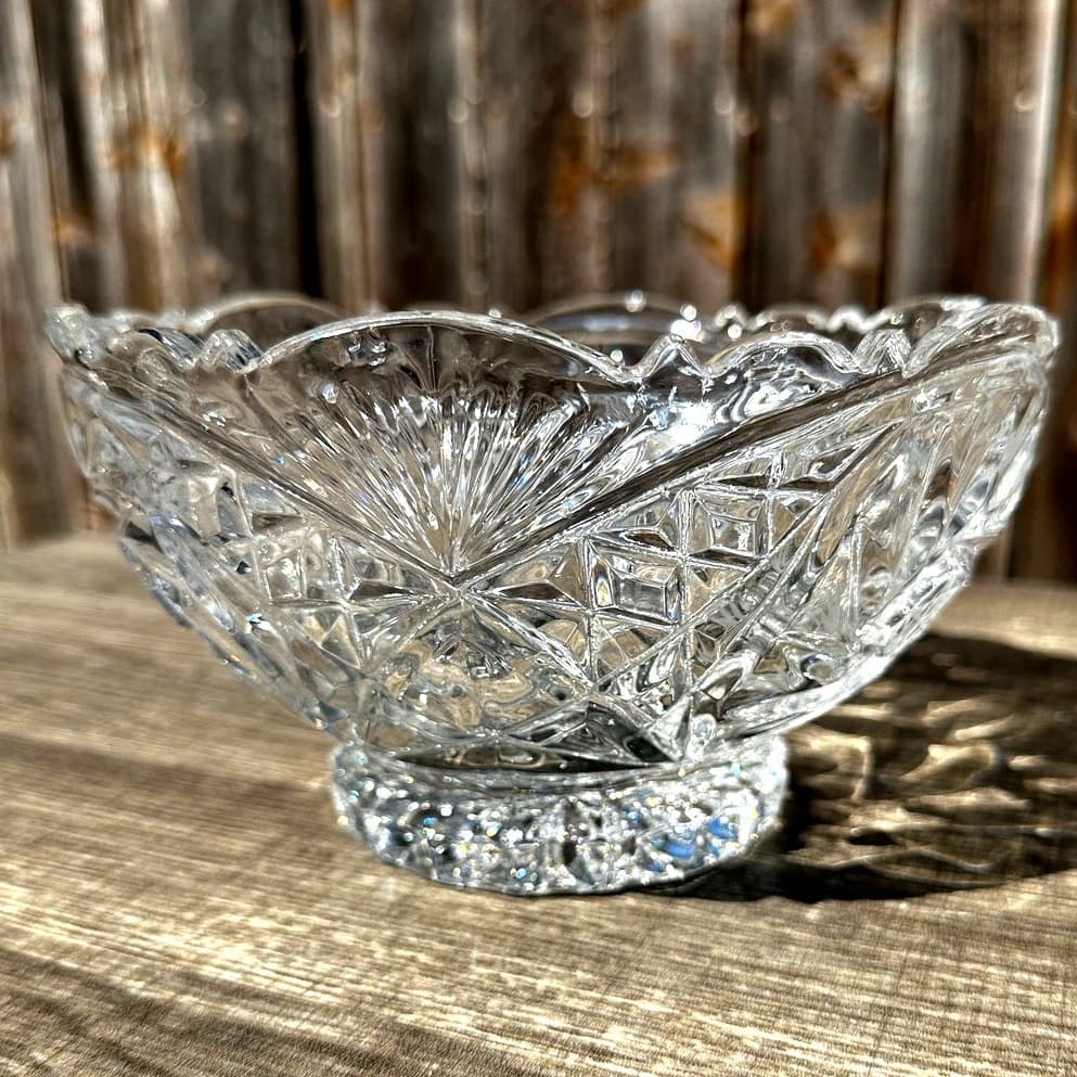 Heavy Pinwheel Star of David 8" Glass Footed Base Scalloped Rim Serving Bowl - Thumbnail 5