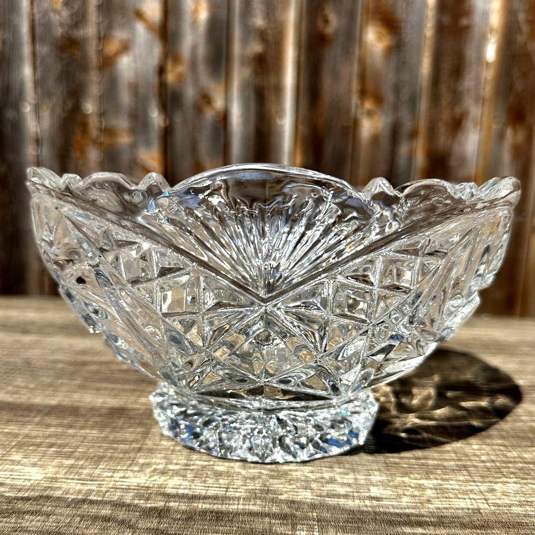 Heavy Pinwheel Star of David 8" Glass Footed Base Scalloped Rim Serving Bowl - Thumbnail 6