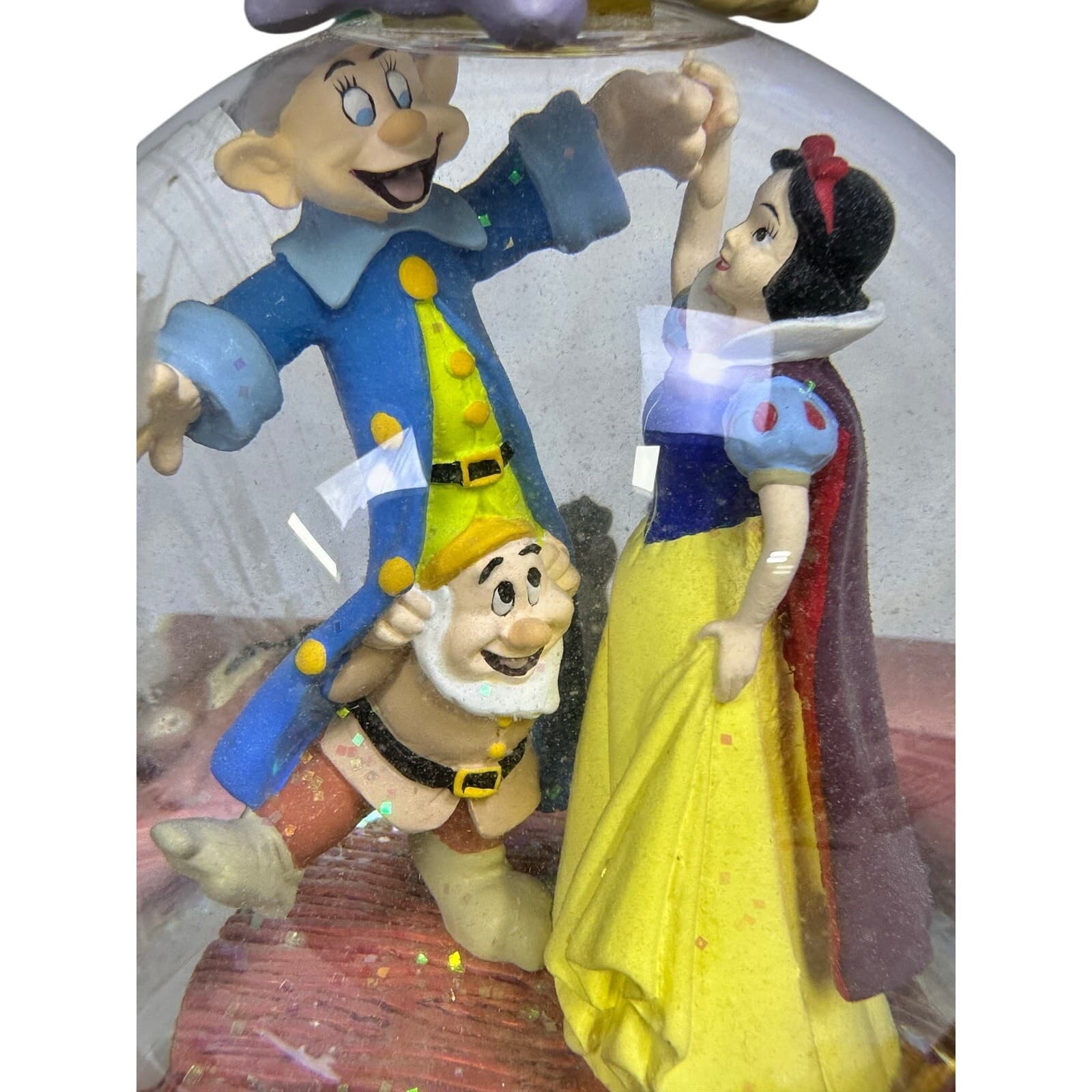 Snow White and the Seven Dwarfs 1998 Musical Snow Globe 'I Whistle a Happy Tune' - Thumbnail 3