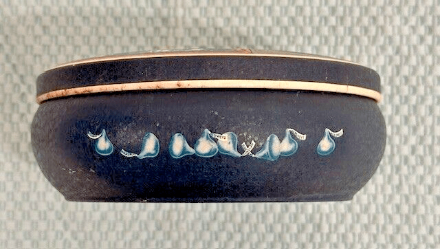 Hershey's Kisses Round Collector Tin 1982 - Thumbnail 2