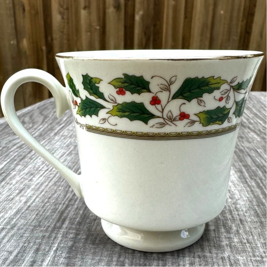Royal Limited Home for the Holidays Holly Holiday Teacups Holly/Berries-Set of 3 - Thumbnail 2