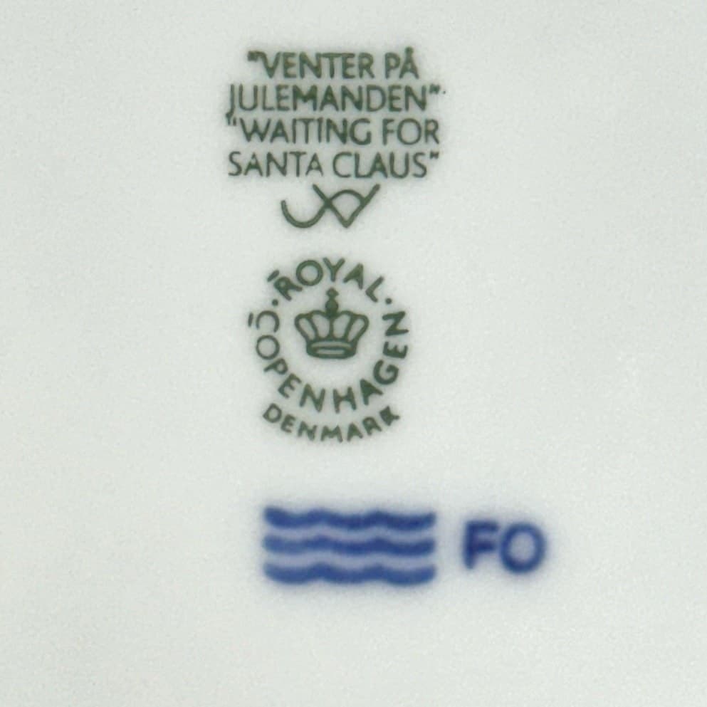 Royal Copenhagen Denmark 2011 Annual Christmas Plate 'Waiting for Santa Claus' - Thumbnail 3