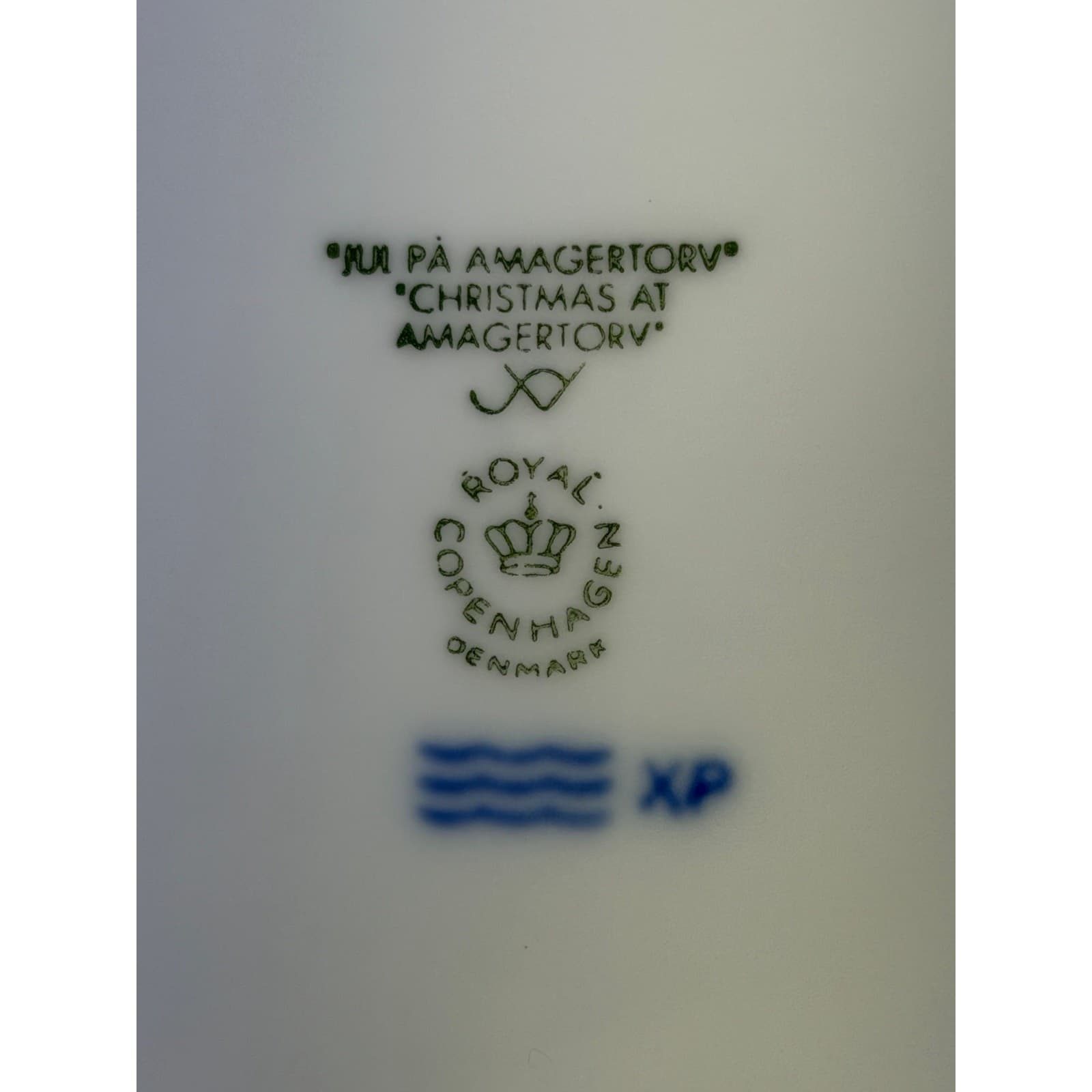 Royal Copenhagen Denmark 2009 Annual Christmas Plate 'Christmas at Amagertov' - Thumbnail 3