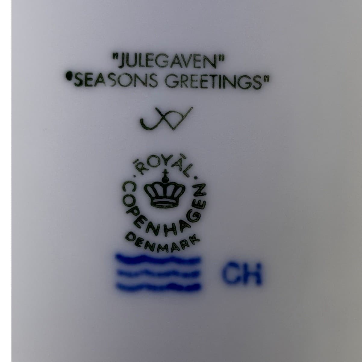 Royal Copenhagen Denmark 2003 Annual Christmas Plate 'Seasons Greetings' - Thumbnail 3