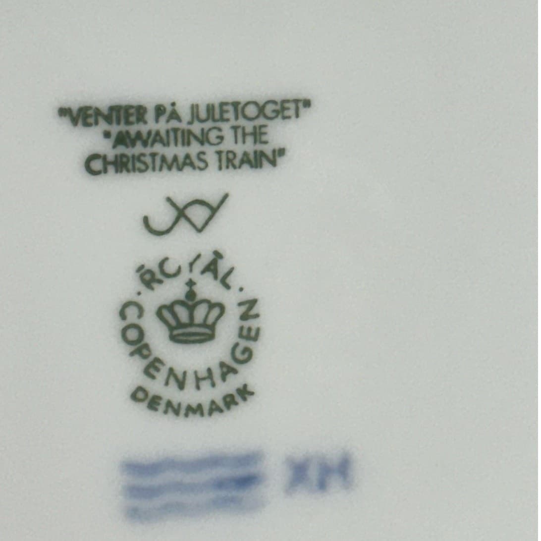 Royal Copenhagen Denmark 2004 Annual Christmas Plate-Awaiting the Christmas Tree - Thumbnail 3