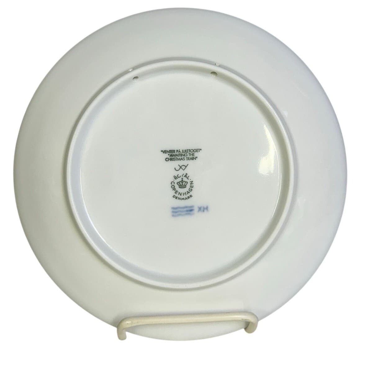 Royal Copenhagen Denmark 2004 Annual Christmas Plate-Awaiting the Christmas Tree - Thumbnail 2