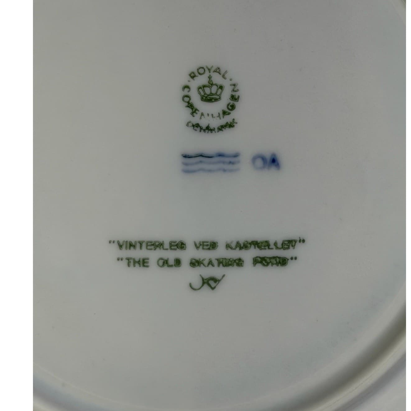 Royal Copenhagen Denmark 1989 Annual Christmas Plate 'The Old Skating Pond' - Thumbnail 3
