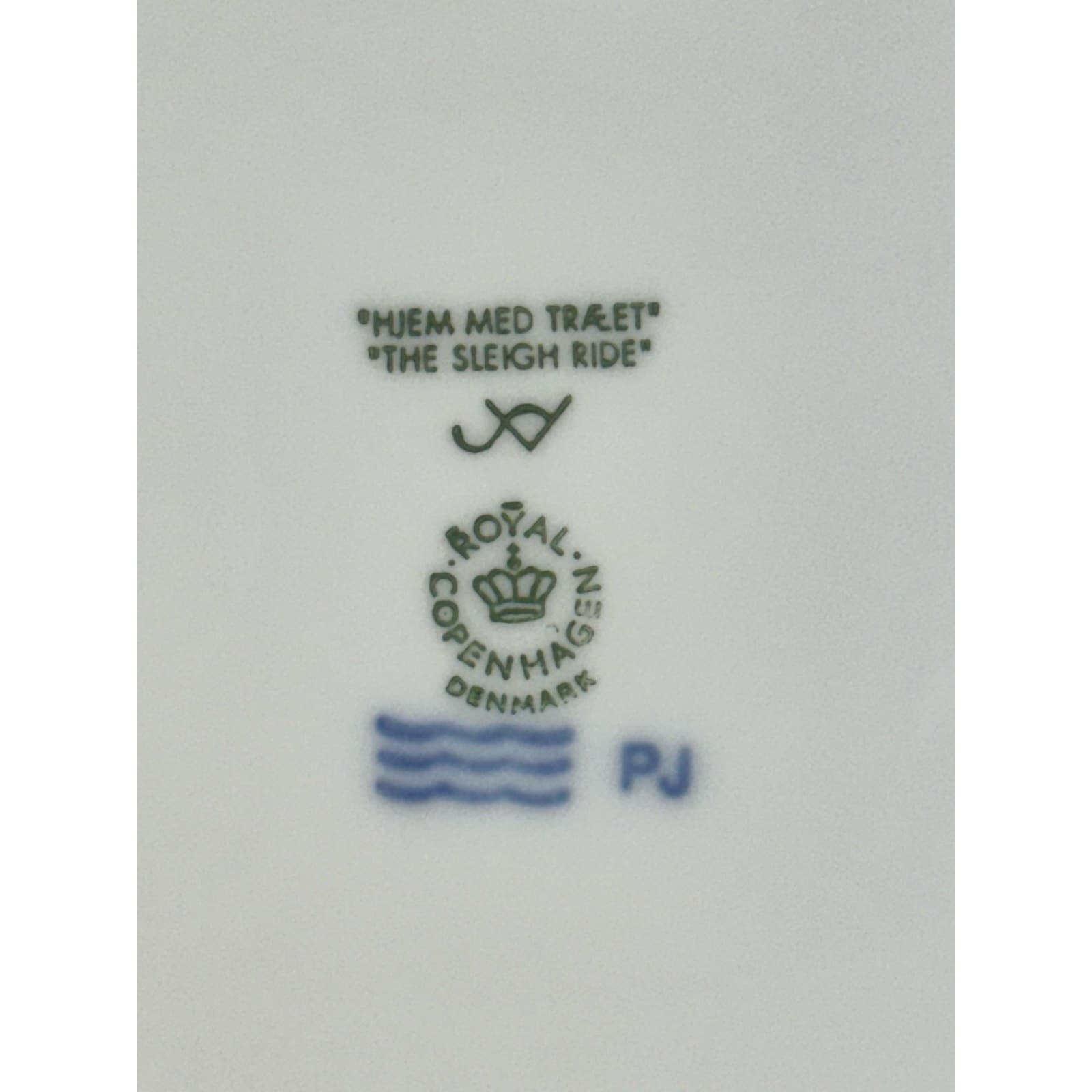 Royal Copenhagen Denmark 1999 Annual Christmas Plate 'The Sleigh Ride' - Thumbnail 3