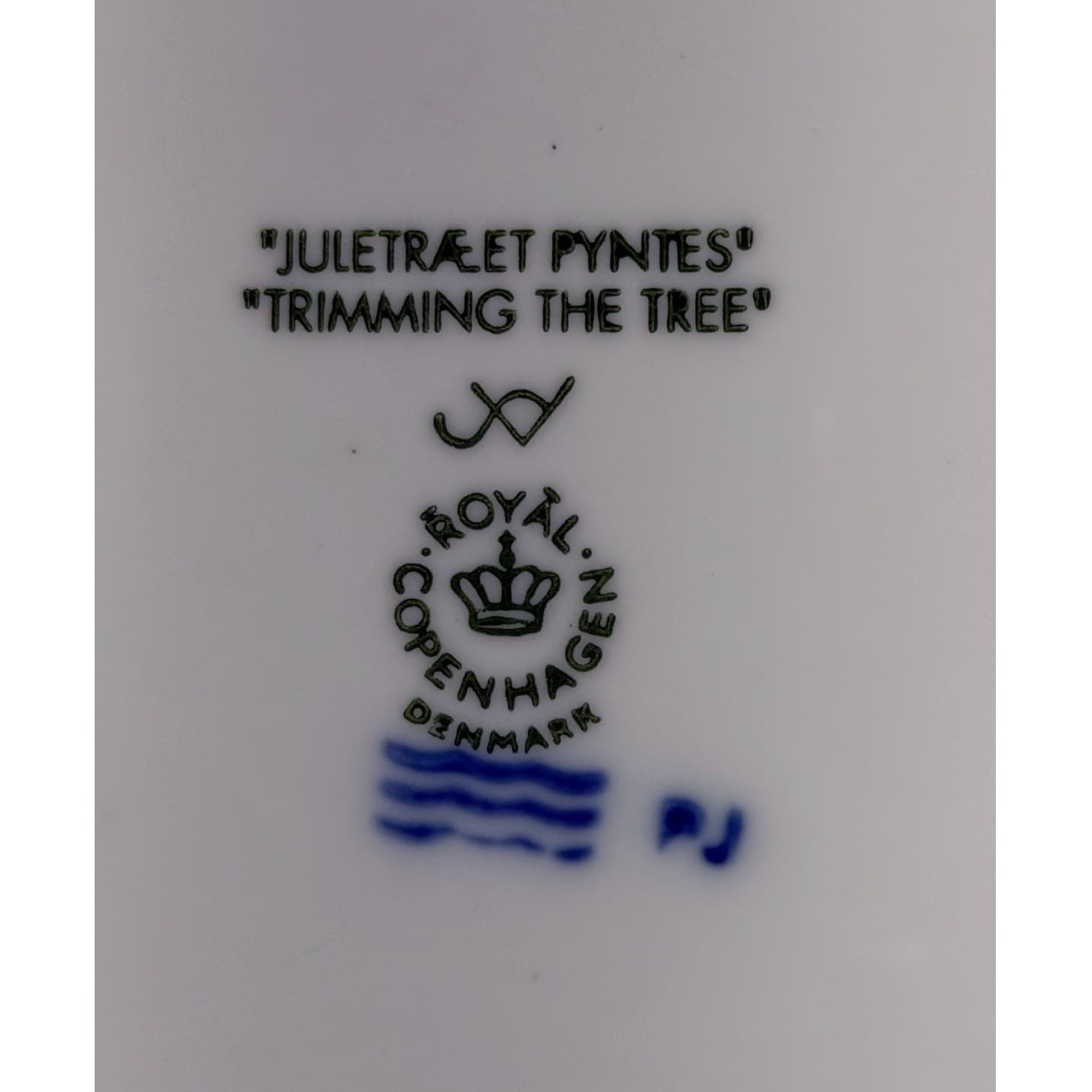 Royal Copenhagen Denmark 2000 Annual Christmas Plate 'Trimming the Tree' - Thumbnail 3