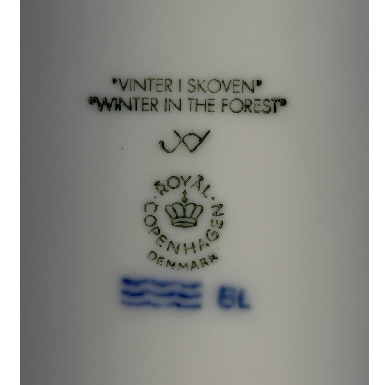 Royal Copenhagen Denmark 2002 Annual Christmas Plate 'Winter in the Forest' - Thumbnail 3