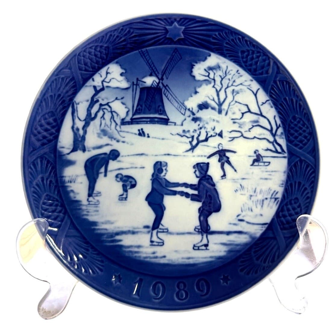 Royal Copenhagen Denmark 1989 Annual Christmas Plate 'The Old Skating Pond'