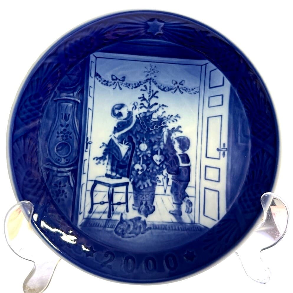 Royal Copenhagen Denmark 2000 Annual Christmas Plate 'Trimming the Tree'