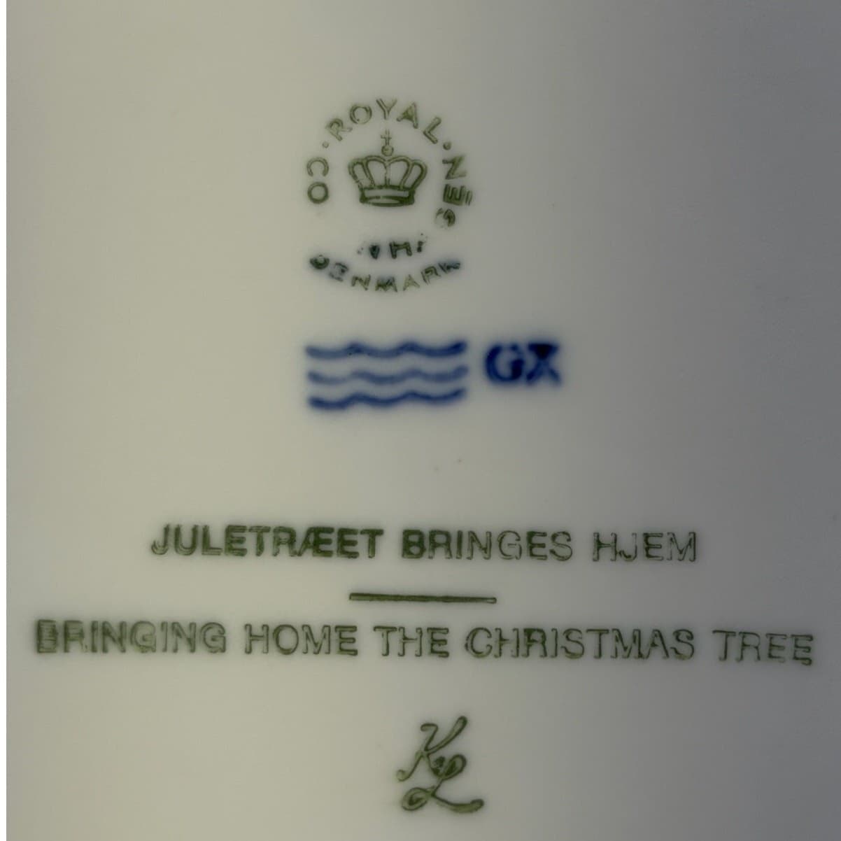 Royal Copenhagen Denmark 1980 Annual Christmas Plate-Bringing the Christmas Tree - Thumbnail 3